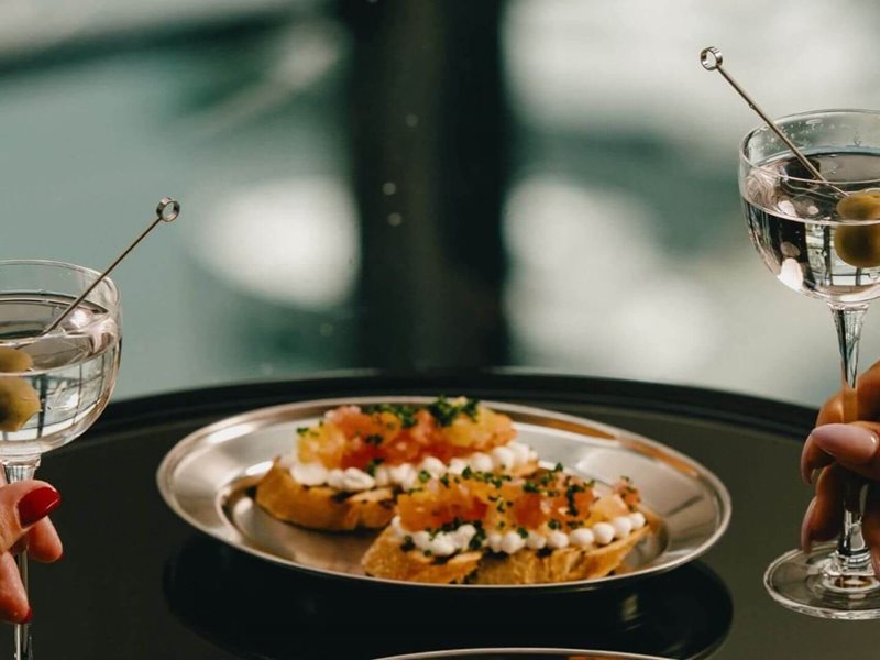 $2 Oysters and Cocktails at The Early Edit