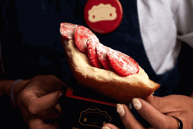 $1 Strawberry Sandos for 1 hour only